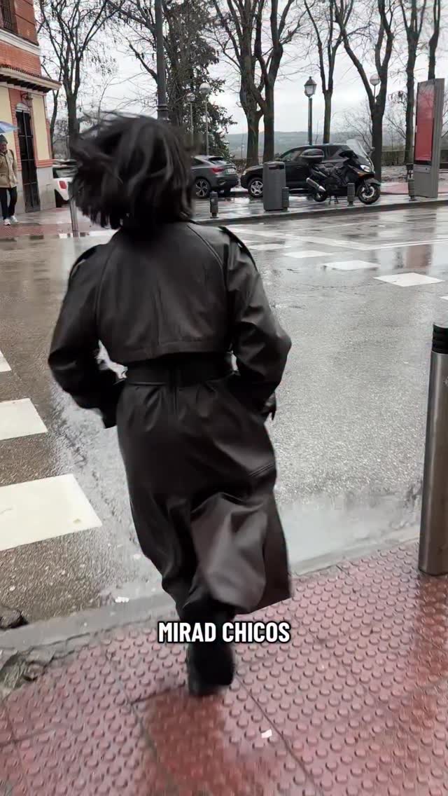 Ayer estuvimos fotografiando bajo la lluvia en Madrid, explorando una técnica que me parece especialmente potente a nivel narrativo. Se trata de trabajar con una velocidad de obturación intermedia —en este caso, 1/8— cuidando mucho la sujeción de la cámara para evitar trepidación.
La escena era sencilla pero muy expresiva: un paso de cebra, una modelo completamente quieta y las personas cruzando a su alrededor en movimiento. El resultado es una imagen en la que las figuras que pasan aparecen difusas, casi fantasmagóricas, mientras el sujeto principal permanece nítido y anclado en el tiempo.
Este recurso no es solo técnico. Narrativamente, habla del paso del tiempo, de la fugacidad de lo cotidiano, de cómo todo fluye y desaparece mientras algo —o alguien— permanece. La fotografía se convierte así en una forma de detener el instante y reflexionar sobre nuestro lugar dentro del movimiento constante de la ciudad.
Gracias a la genial @delaiag
#tipsdefotografia #clasesdefotografia #fotoscreativas #tutorialfotografia #cursodefotografia