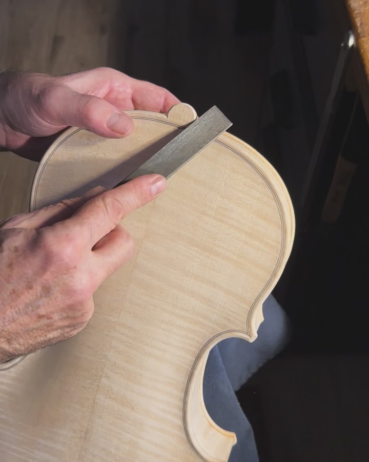 When the art of violin making meets the passion for music: Bernd from Geigenbau Hiller brings the soul of the viola to life. 🎻✨
#viola #luthier #artandcraft #handmade #wood #workbench #violinmaker