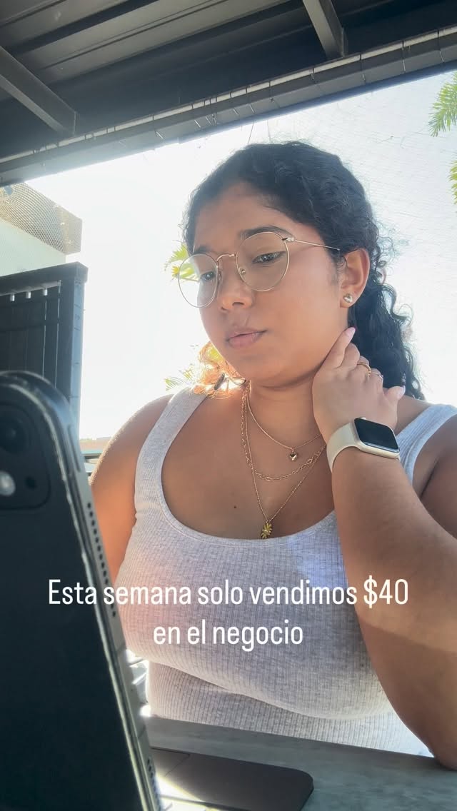 Un recordatorio de que todo el esfuerzo vale la pena. ❤️🩹
Entre días caóticos y la montaña rusa de tener un negocio propio, a veces olvido lo lejos que he llegado. Ver mi cara de sorpresa de pequeña me hizo entender que, aunque hoy me vea ansiosa, estoy cumpliendo la meta que ella tanto quería.
Gracias por ser parte de este viaje y por apoyar mi emprendimiento. Sin ustedes, nada de esto sería posible. 🙏✨