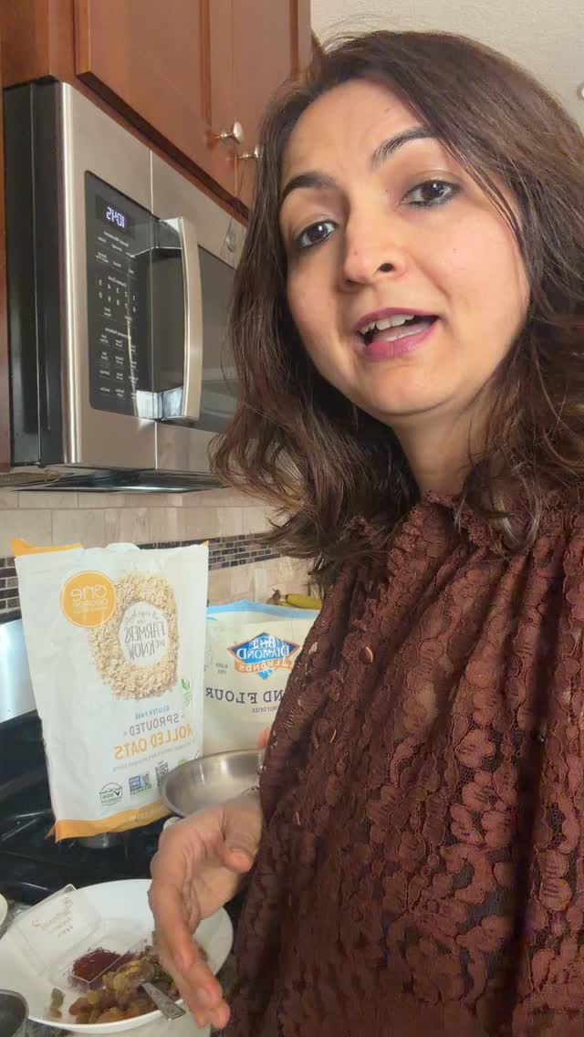 🥣💪From Ordinary to Extraordinary: Oats That Power Your Day:
✨ Upgrade Your Oatmeal = Upgrade Your Energy
Plain oats are great… but balanced oats are better
This cozy cardamom-saffron protein oatmeal is more than breakfast—it’s steady energy in a bowl 🥣
🌾 Why this beats plain oats:
✔️ Protein (whey) → stabilizes blood sugar + prevents mid-morning crashes
✔️ Healthy fats (almond meal & pistachios) → slower digestion = longer-lasting energy
✔️ Fiber (oats + raisins+Holy Basil seeds) → supports gut health & hormone balance
✔️ Spices (cardamom & saffron) → flavors + antioxidants + anti-inflammatory benefits
✔️ Balanced macros → keeps cortisol, cravings, and energy swings in check
⚡ When breakfast is just carbs → energy spikes then crashes
🙌When breakfast is balanced → steady focus, better mood, sustained fuel
If oats make you tired or hungry an hour later… it’s not the oats—it’s the lack of balance 😉
Save this 🧡
Share with someone who says “oatmeal doesn’t keep me full”
#BalancedBreakfast #OatmealUpgrade #BloodSugarBalance
#dietitianapproved
#priyankasagarrdn