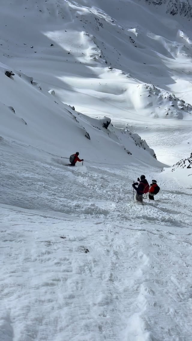 Today's Freerride Friday: Great conditions on Gemsstock.
Did you know, that we also get snow from the south because the clouds don't stop at pizzo centrale🤔?
@andermatt.official @andermatt_sedrun_disentis @blizzard_tecnica @imholzsportandermatt @vailmtn
#andermattguides #weloveskiing #freerideandermatt #skitouring