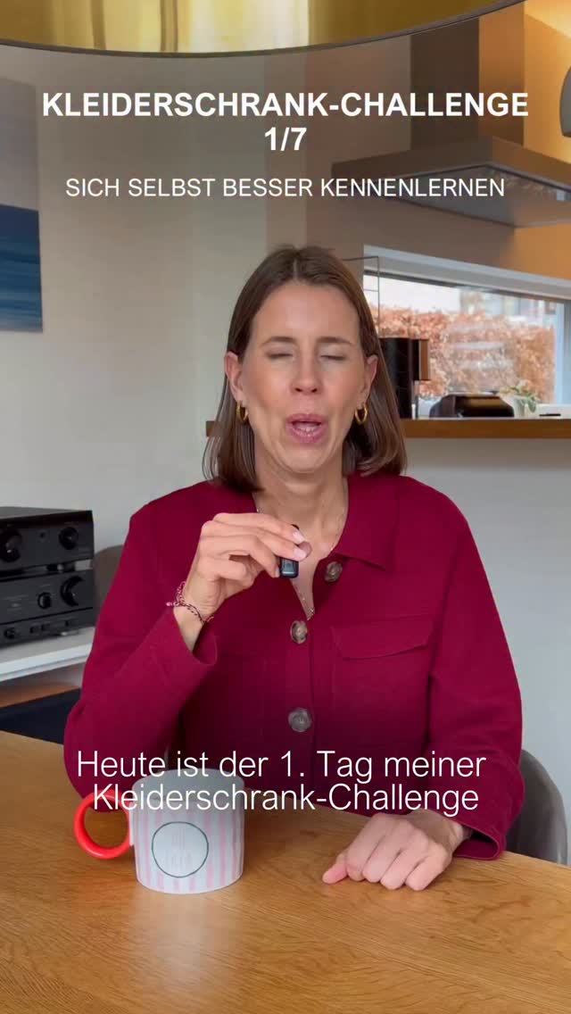 Schritt 1: Sich selbst kennenlernen
Bevor ihr ausmistet, beginnt alles mit einem ehrlichen Blick auf euch selbst.
Nicht bewertend, sondern verstehend – um klarer zu sehen, was euch wirklich steht und warum.
Ein wichtiger Teil dabei sind die Figurtypen: A, H, X, V und O.
Sie helfen euch zu erkennen, welche Linien, Längen und Schnitte euren Körper optisch ausbalancieren.
👉 A-Typ
Schmaler Oberkörper, mehr Volumen an Hüfte & Oberschenkeln.
Ziel: oben betonen, Taille zeigen, unten ausgleichen.
👉 H-Typ
Schultern, Taille und Hüfte in einer Linie.
Ziel: die gerade Silhouette auflockern, Weichheit hineinbringen und gezielt Akzente setzen.
👉 X-Typ
Ausgeglichene Schultern & Hüfte, definierte Taille.
Ziel: die Mitte/Taille zeigen – ohne zu einzuengen.
👉 V-Typ
Kräftigere Schultern, schmalere Hüfte.
Ziel: den Blick nach unten lenken, Volumen an Hüfte und Beinen schaffen und den Oberkörper ruhiger halten.
👉 O-Typ
Rundere Körpermitte, weiche Linien.
Ziel: Länge, fließende Schnitte und visuelle Ruhe.
Doch Figurtyp allein reicht nicht.
Ebenso wichtig sind:
• Proportionen & Längen (Hosen, Röcke, Ärmel, Taille)
• Materialien, die euch Halt geben oder Weichheit schenken
• Basisfarben, die euer Gesicht frisch wirken lassen
• euer persönlicher Ausdruck – das, was ihr nach außen zeigen möchtet
Ziel dieses Schrittes:
Wenn ihr versteht, wie euer Körper wirkt und was ihn unterstützt, wird Ausmisten leichter.
Ihr erkennt schneller, welche Teile etwas für euch tun – und welche nicht.
Speichert euch diesen Schritt ab – er ist die Basis für euren gesamten Kleiderschrank!