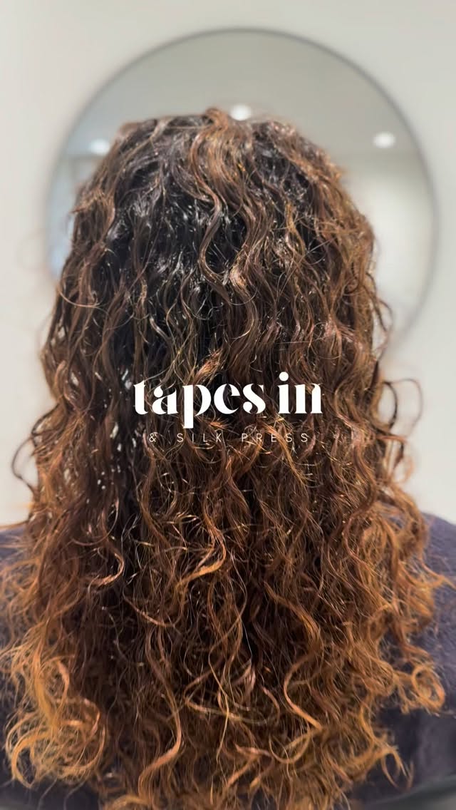 Le lissage Silk Press est une technique de brushing spécialement conçue pour le cheveu afro et métissé et ce, même si vous avez les cheveux abimés ou fragilisés. Il est même adapté aux cheveux en transition ou défrisés !
✨Silk = soie / Press = lissage ✨
Cette technique permet d’avoir une finition soyeuse incroyable aussi douce que la soie ! Elle permet aux femmes ayant des cheveux texturés de sublimer leur chevelure et de profiter de la versatilité de leurs cheveux.
✨ Ne dénature pas les cheveux
✨Tenue du soin : entre 2 à 3 mois.
✨Les bénéfices de ce soin :
- Facilite le démêlage
- Réduit le temps de coiffage et de lissage
- Imperméabilise les cheveux qui est donc moins réactif à l’humidité
- Apporte brillance et souplesse extrême
- Renforce les cheveux afin d’atteindre enfin vos objectifs de longueur
Ne possède AUCUN AGENT DÉFRISANT, vos cheveux seront beaucoup plus faciles à lisser, ils seront souples et ultra brillants.