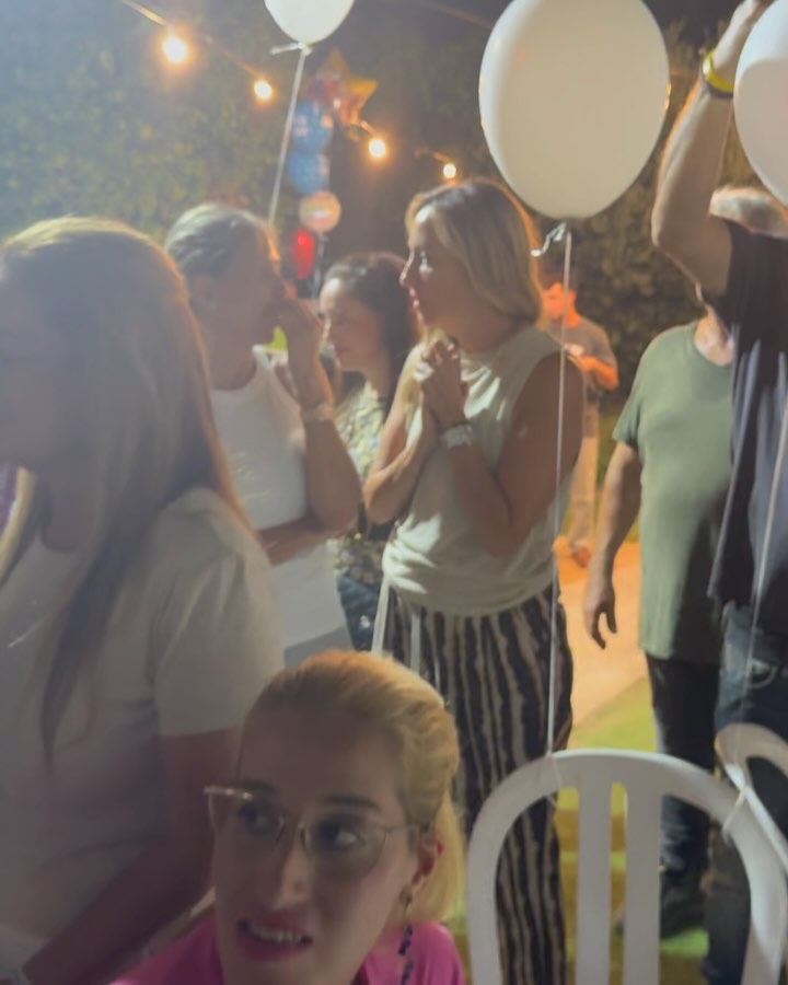 ב31.03.2024 מחבל דקר את בן בחדר כושר בגן יבנה, הוא נפצע אנוש.
בזכות הכח שלו, השיקום עבר מהר עם המון נחישות והתמדה.
היום יש לו יום הולדת והחלטנו לערוך לו מסיבת הפתעה.
מי שמכיר אותי יודע עד כמה הבית שלי פתוח וכמה אני אוהבת לארח ולא צריכה לחפש סיבה למסיבה...
וככה זה כשעם ישראל מתאחד לעשות טוב.
האחים סויסה, דוד ושמעון שניצחו על האש, רוחמה לוי על השתיה, סיגל קז ורוני על היופי, טמפו, אילן סויסה על המוזיקה, הבנות של כנרת חיה על הקינוחים, אלה על עוגת יומולדת.
המשפחה המאוחדת של בן, חבריו הטובים שהגיעו מגן יבנה להפתיע ולא ויתרו על זריקת עוגה לתוך הפנים אחד של השני, לכל מי שהגיע אפילו מניו יורק!
טובה, יהודית, אסף וניצן שהולכים יד ביד איתי כבר מעל עשור, שוקי וחן הנדירים.
ובן, שרק תהיה בריא ומאושר 🪬אמן שבקרוב תחזור לאותו חדר כושר בו נפצעת ותחזור לאימונים🙏🏼