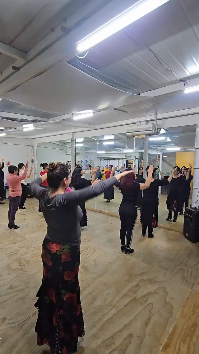 Antes de bailar, el cuerpo necesita prepararse💃🏻
Los ejercicios de calentamiento ayudan a moverse mejor, a cuidar el cuerpo y a ir entendiendo cómo se baila con más control y conciencia✨
En clase, este momento es clave para ir formando la base del flamenco, paso a paso🌟
—
#flamencomexico #flamencocdmx #baileflamenco #clasesdeflamenco #escueladeflamenco