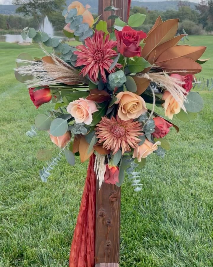 A few recent floral designs 🤩
I think they turned out pretty good 😉
🧡 Emily