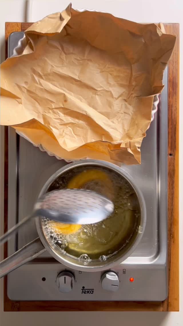 Raga ieri mi avete scritto in tantizzzzim@ per la ricetta!
Ve la salvo qua così l’avete agevolmente anche quando sparirà dalle storie!
👇🏻Come sempre se li fate mandatemi i vostri feedback in DM e nei commenti.
🇪🇸CHURROS con maionese all’Aceto Balsamico di Modena IGP
🍟 Per i Churros
400 ml di acqua
60 grammi di burro
12 grammi di sale
10 grammi di zucchero
225 grammi di farina
4 uova
100 grammi di parmigiano reggiano
Olio di semi per friggere
🍯 Per la maionese all’Aceto Balsamico
300 ml di olio di semi
1 uovo
Sale qb
20 ml circa (fate voi a seconda del vostro gusto!)
di Aceto Balsamico di Modena IGP invecchiato
💛 (Io uso quello Etichetta Gialla della mia amica Cristina del @ilborgodelbalsamico )
📹 Come sempre il procedimento è quello nel video
.
.
#emiliaromagna #italianfood #parmesan #churros #vinegars