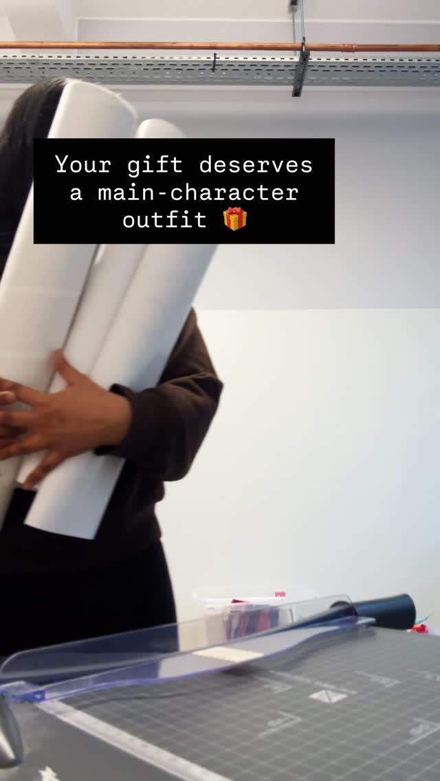 Fridays in the studio look like this 📦🎀
Packing up stacks of Bowie gift wrap sheets, coffee in hand, music on, and that quiet end-of-week feeling settling in. Still feels a little surreal doing this from our own studio—thank you for every order that makes these Fridays possible 💛