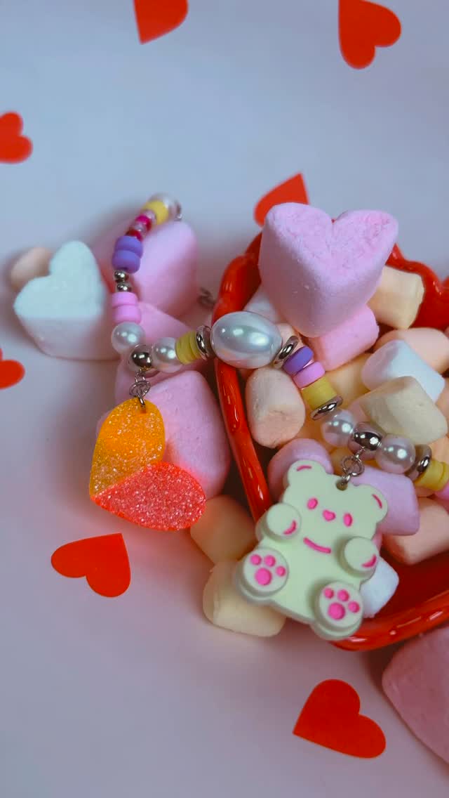 El collar más dulce que puedes tener en el joyero.
Perfecto para San Valentín.
Esta colección grita Sweet love por todos los costados 😍🍬
#sanvalentin #dulces #regalo