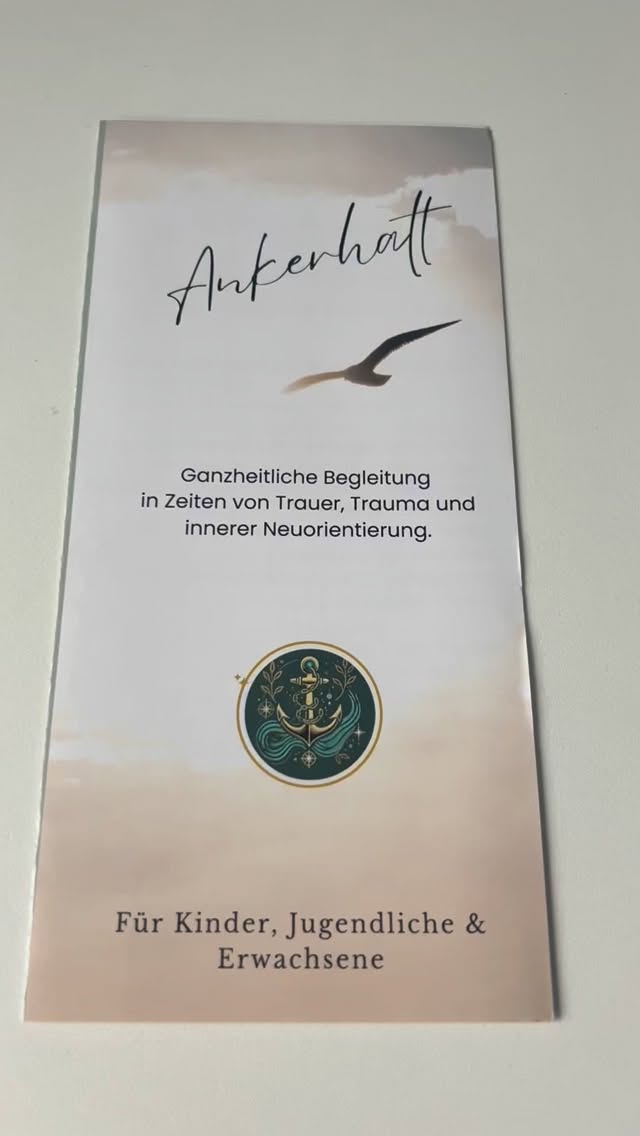⚓️ Ankerhalt – Raum für Präsenz, Halt und Neuorientierung 🧭
Trauer, innere Unruhe und belastende Erfahrungen wirken oft leise –
im Körper, im Nervensystem, im Inneren.
➡️ Mit meinen neuen Flyern mache ich sichtbar,
was meine Arbeit trägt:
eine achtsame, traumasensible und ganzheitliche Begleitung für Menschen jeden Alters.
🕯️Ob Abschied & Trennung, emotionale Überforderung, der Wunsch nach innerer Klärung oder Regulation – hier beginnt kein Müssen.
Hier beginnt ein Dürfen.
💫 Ich begleite stabilisierend, respektvoll
und im eigenen Tempo – für mehr Ruhe, Orientierung und innere Sicherheit.
Ankerhalt ist ein Raum für Menschen,
die nicht funktionieren müssen,
sondern fühlen dürfen.
Danke, dass ihr meine Arbeit weitertragt, teilt
oder jemandem davon erzählt,
der gerade Halt braucht. 🤍 #ankerhalt #zofingen #trauerbegleitung #coaching #energiearbeit