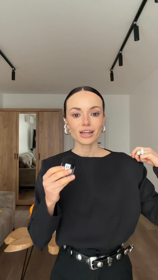 The secret to effortless and versatile tailoring? Subtle Power.
.
Stylist @anna_bobretska shares her professional take on our SUBTLE POWER Top. From the structured shoulders that command a room to the adjustable waist for a custom silhouette—watch to see why this is her new studio favorite.
.
Shop the look at www.darann.com