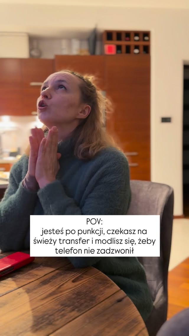 Znasz to? Są takie momenty w in vitro, których nie da się wytłumaczyć komuś z zewnątrz.
Czas po punkcji. Jesteś umówiona na świeży transfer.
Nie wiesz co z zarodkami.
A w dniu świeżego transferu…
paradoksalnie najlepszą wiadomością jest brak telefonu.
Bo gdy klinika zadzwoni, może oznaczać to:
– że transfer może zostać odwołany,
- nie may zarodka do transferu,
– że nadzieja znowu drży.
Nic dziwnego, że te 5 dni po punkcji są tak trudne.
To moment, w którym hormonalnie wiele kobiet czuje się jak „najgorsza wersja siebie” – bo jesteś w samym środku drugiej fazy cyklu, zalana hormonami, które potęgują lęk, napięcie, czujność, płaczliwość i problemy ze snem.
A jednocześnie to czas, w którym waży się coś bardzo ważnego.
To nie jest „Twoja słabość”.
To fizjologia, emocje i ogromna stawka – wszystko naraz.
I właśnie dlatego w tym etapie tak ważne jest wsparcie, które nie walczy z emocjami, tylko pomaga je wyregulować.
Akupunktura w tym czasie może realnie pomóc:
🌿 wyciszyć układ nerwowy
🌿 zmniejszyć wewnętrzny niepokój
🌿 poprawić sen
🌿 rozładować napięcie i ciągłe „czuwanie”
🌿 pomóc organizmowi zregenerować się po stymulacji.
Bo ciało i emocje w tym procesie potrzebują bezpiecznego miejsca na ulgę 🤍
👉 Jeśli to znasz aż za dobrze – napisz „Znam” w komentarzu i zostaw serduszko dla wszystkich kobiet, które właśnie są w tym czasie.
Zaopiekuj się sobą w Bertha Holistic. ✨