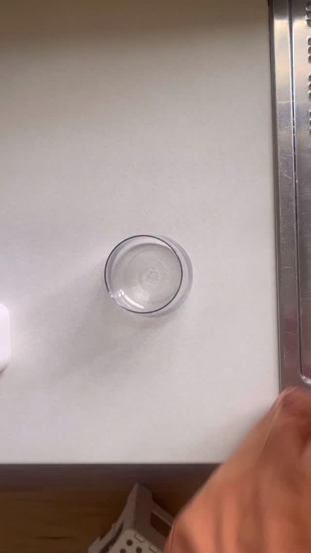 Remember that too much sodium can be problematic too, so if you are regulary drinking pre-made electrolytes high in sodium but not losing a large amount through regular sweating it could be contributing to an excess. The average person should ideally keep sodium to well below 2000mg/day so definitely check the nutrition panel on your electrolyte and take that into account with other sodium rich foods you’re eating.
Excess sodium intake can present as:
Thirst
Bloating
Nausea
Diarrhoea
Water retention/swelling
Frequent urination
Headaches
Fatigue
Sleep problems
👆🏼This drink sits at about 500mg total sodium.