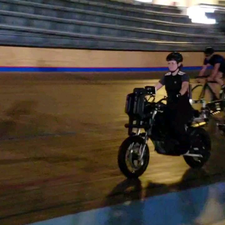 Great application for the @shotovercamera #g1 and @zeromotorcycles #fxs , perfectly stable. Minutes to move the gimbal overslung to underslung, front to back. Killer lighting and operating by @cmably . Great day to be #onset🎥🎬 #filmgear #filming #cameradept #electricbike #motorcycle #cameranerd #cameraoperator #cooltoys #bts @camera_setups