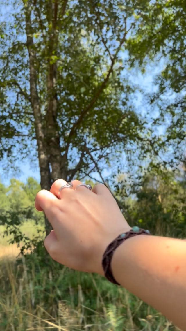 El Aire es el aliento invisible.
Porta ideas, mensajes y cambios sutiles.
En la magia, rige el pensamiento, la palabra y la intención.
Nada permanece igual cuando el Aire se mueve.
Que el Aire despeje la mente
y deje pasar solo lo necesario 💫
•
•
•
#aire #elementos #wicca #magia #mente intuicion naturaleza