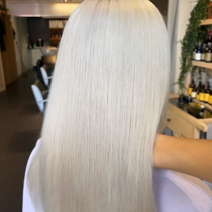 Nothing like that fresh platinum blonde!
@sereeenna has been trusting us with her signature look for 10 years, and every 5-7 weeks she’s back in the chair to keep her blonde vibrant and healthy.
Building that trust and friendship over the years has been a true honor.
Looking to keep your blonde fresh, or ready for your own transformation?
At E Organic Salon, we specialize in sustainable, high-quality color treatments that keep your hair healthy and radiant.
DM us or visit www.eorganicsalon.nl to book your appointment! ✨
#PlatinumBlonde #EOrganicSalon #healthyblondehairispossible #healthyblondehair #OrganicHairCare #ecosalon #owayhaircolor #owaysalon #besthairsalon #salonnearme #kapperdenhaag