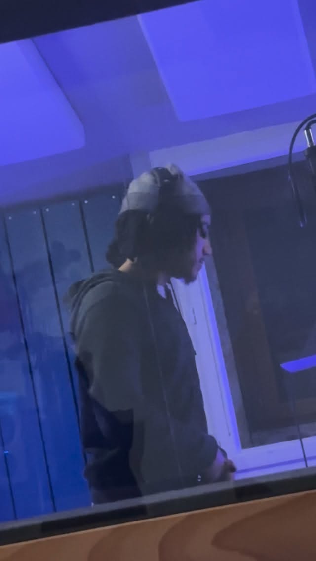 RÉSERVE TA SESSION CHEZ AMBG STUDIO MARSEILLE
Tu cherches un studio d’enregistrement professionnel à Marseille pour poser ton son, enregistrer ton freestyle, ton single ou ton projet ?
Bienvenue chez AMBG Studio, le spot des rappeurs marseillais, artistes urbains, chanteurs et créateurs de musique.
🎧 Prise de voix pro
🎛️ Mix & mastering qualité streaming
🔥 Ambiance studio inspirante
📍 Situé à Marseille – accès facile
Que tu sois débutant ou confirmé, ton prochain son commence ici.
Les créneaux partent vite.
👉 Réserve maintenant ta session en DM ou par téléphone.
⸻
Pourquoi choisir AMBG Studio ?
Parce que ton talent mérite une qualité studio professionnelle.
⸻
#StudioEnregistrementMarseille #AMBGStudio #StudioRapMarseille #EnregistrerSonMarseille #RappeurMarseille