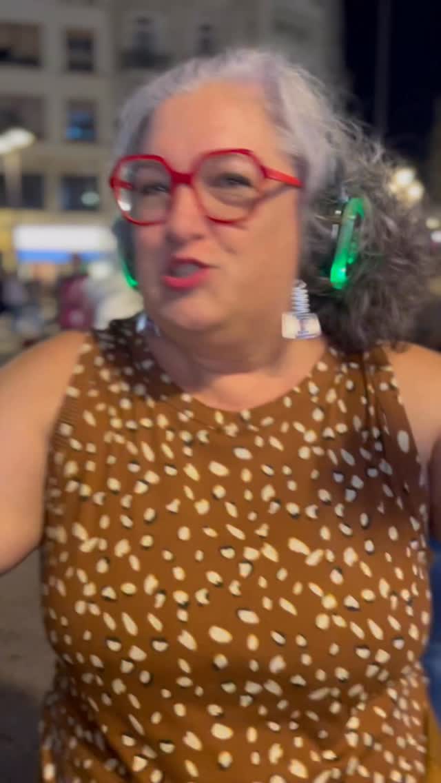 🎧
Un segundo estás en Valencia.
Al siguiente, estás dentro de una experiencia inmersiva de otro nivel.
Aquí pasan cosas únicas:
personas que acaban siendo un equipo,
todos escuchando la misma música, al mismo tiempo
más un instructor que guía con una energía que te atraviesa
y saca lo mejor de ti sin darte cuenta.
Una hora.
Un recuerdo.
Y ganas de repetir incluso antes de que termine.
Esto es lo que pasa en BAILALOLOCO:
una experiencia silenciosa que se vive con muchísima energía. 💥
👉🏼 Comenta “ENERGÍA” y te enviamos toda la información
(aviso real: los tickets son limitados y vuelan).
#Bailaloloco #SilentDiscoTour #PlanesEnValencia #experienciasinmersivas