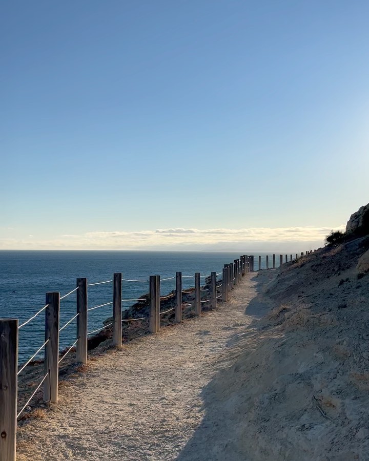 📍 Trilha dos 7 Vales suspensos
Uma das trilhas mais lindas que eu já fiz na vida, são 6km com paisagens de tirar o fôlego 😮💨, não à toa eleito como o melhor destino para caminhada na Europa ….
Dica: comece pela Praia da Marinha e pegue o pôr do sol Vale de Centeanes