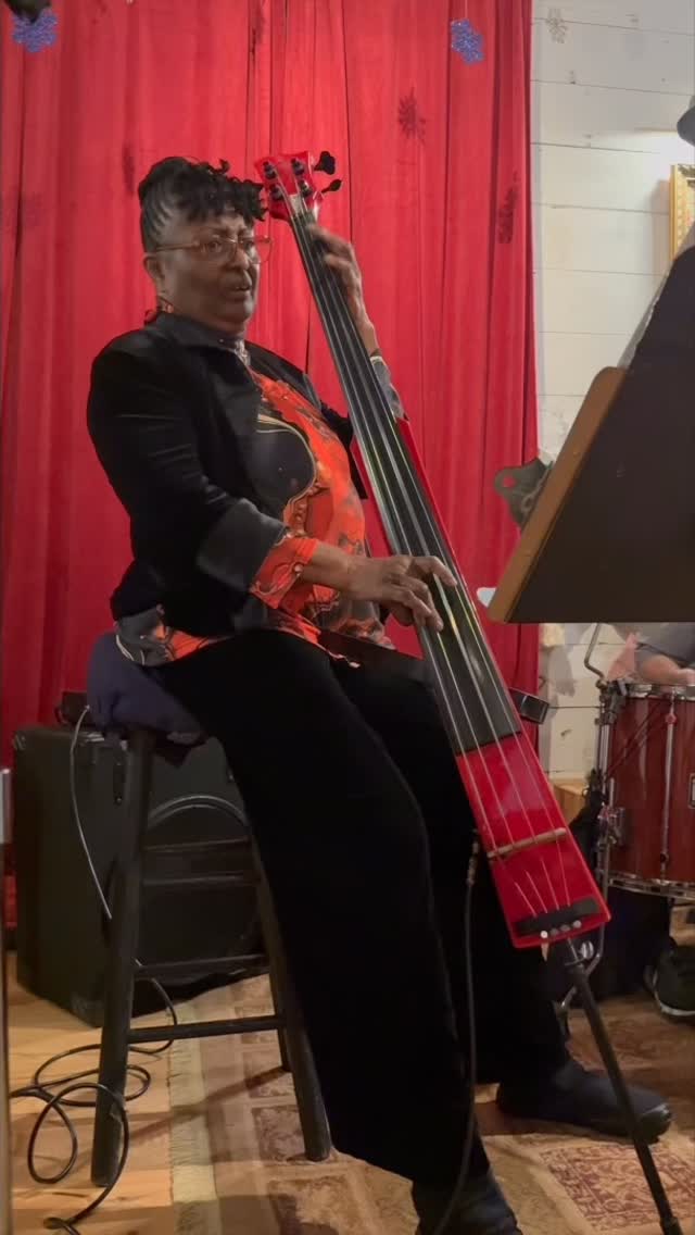 Tim Siciliano Trio, tonight!
#timsiciliano 🎸
@kimclarke9634 🎻
#kennyhassler 🥁