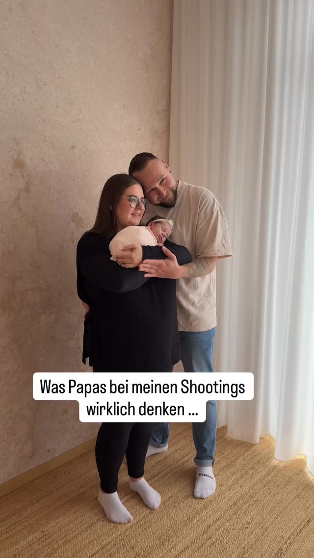 Minute 1: “Ok, schnell ein paar Fotos, dann sind wir durch.”
Minute 15: “Warum dauert das so lange? Das Baby liegt doch schon.”
Minute 30: “Ich glaube, ich könnte das auch…” beobachtet skeptisch
Minute 45: gähnt leise “Ist das normal, dass es so warm ist hier?”
Minute 60: sitzt auf dem Sofa, scrollt am Handy
Minute 90: schaut zum ersten Mal auf den Kamerabildschirm
Minute 91: “Oh… WOW. Ok, das ist… wow.”
Minute 120: “Können wir noch die Pose mit dem Körbchen machen? Und vielleicht nochmal die eine von vorhin?”
Minute 150, beim Rausgehen:
“Ich hätte nicht gedacht, dass das so entspannt wird. Ehrlich, ich hatte echt Zweifel vorher… aber das war richtig schön. Danke.”
Und genau DIESE Momente liebe ich.
Wenn aus skeptischen Blicken und heimlichen Augenrollen echte Begeisterung wird. Wenn Papas plötzlich verstehen, warum Mama das so wichtig war. Wenn sie selbst gerührt sind von diesen winzigen Details ihres eigenen Kindes.
Die Zweifel am Anfang? Völlig normal. Aber auch völlig umsonst.
Denn am Ende sagen mir fast alle Papas dasselbe: “Das war wirklich toll. So entspannt hätte ich das nicht erwartet.”
Und ja, natürlich ist jeder anders und nicht jeder Papa hat diese Gedanken 😜Dennoch…
Liebe Papas: Vertraut dem Prozess. Und euren Partnerinnen, die dieses Shooting wollten. Es lohnt sich. Versprochen.
📩 Newborn-Shooting buchen? Link in Bio – Papas sind herzlich willkommen (und ja, es gibt Kaffee) ☕