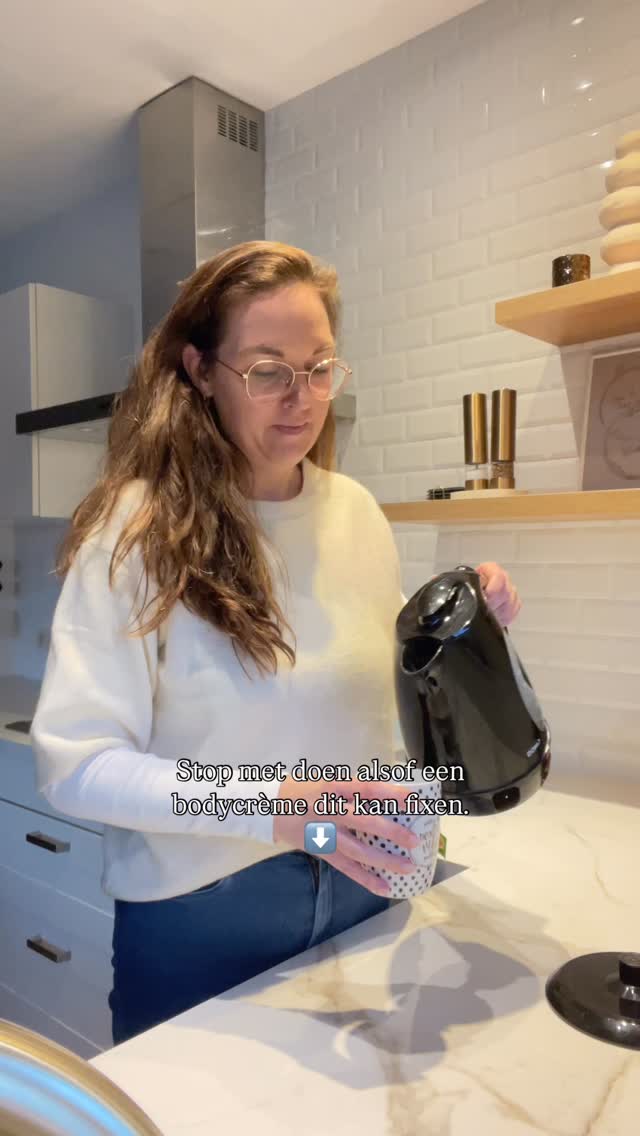 Je lichaam is geen project. Geen “voor & na”. Geen probleem dat opgelost moet worden.
Maar soms… voelt het gewoon anders dan vroeger.
Na een zwangerschap.
Na gewichtsverlies.
Na stress, ziekte, jaren dragen en zorgen.
Dan merk je het ineens: je huid volgt niet meer. Ze blijft zachter. Losser. Minder veerkrachtig.
En laat me dit meteen zeggen:
👉 dat ligt niet aan jou.
👉 en nee, dat betekent niet dat je “meer moet sporten” of “beter moet smeren”.
Dit is geen vetprobleem. Dit is een huidprobleem.
Met de jaren (en het leven) maakt je lichaam minder collageen en elastine aan. Dat zijn de bouwstenen die je huid laten terugveren. Als die afnemen, kan je huid haar stevigheid verliezen, zelfs als je verder gezond leeft.
En hier komt mijn visie: Bij Pur’Elle gaan we niet forceren. We gaan ook niet doen alsof één crème alles oplost.
We kijken naar je lichaam met respect, en zoeken naar manieren om je huid te ondersteunen, niet te corrigeren.
Voor sommigen volstaat goede verzorging en tijd. Voor anderen kan extra stimulatie helpen, zoals LIFTBOOST BODY, dat de huid van binnenuit prikkelt om opnieuw collageen aan te maken.
Zonder chirurgie. Zonder downtime. Op jouw tempo.
Met LIFTBOOST BODY werken we niet aan de oppervlakte, maar diep in de huidlagen waar collageen en elastine worden aangemaakt. Precies daar waar stevigheid verloren ging.
Wat LIFTBOOST BODY voor je doet:
✨ stimuleert collageenaanmaak van binnenuit
✨ verstevigt de huid van buik, armen, benen of andere zones
✨ verbetert huidstructuur zonder chirurgie of downtime
✨ helpt je huid zich opnieuw “gedragen” te voelen
Ideaal na zwangerschap.
Ideaal na gewichtsverlies.
Ideaal als je huid niet slap is, maar gewoon… wat steun nodig heeft.
Niet om “terug te gaan naar vroeger”.
Maar om vooruit te gaan.
Met een lichaam dat je opnieuw vertrouwt.
Wil je weten wat jouw huid nodig heeft en wat niet?
Dan kijk ik met eerlijkheid, zachtheid en nul bullshit met je mee 🤍
Stuur me een bericht of boek jouw LIFTBOOST adviesgesprek via purelle.be ❤️