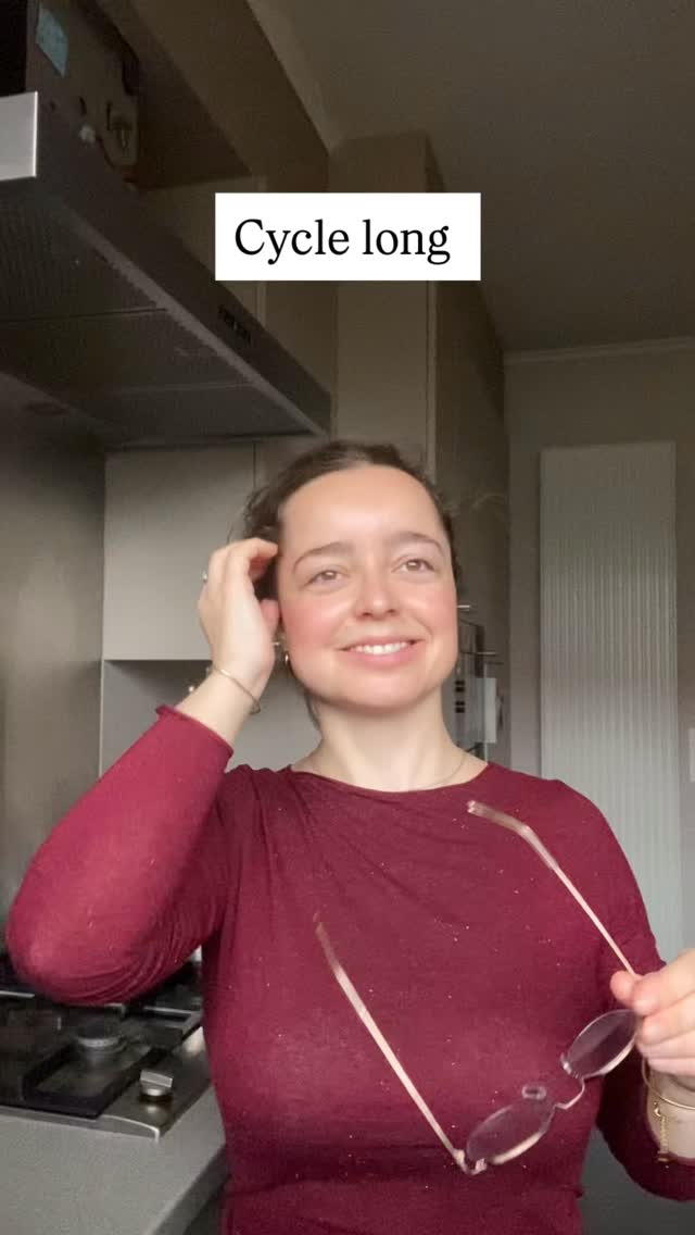 Comment ma cliente est passée d’un cycle de 80 jours à un cycle de 33 jours 👇
Avant l’accompagnement, cette femme faisait déjà beaucoup.
Une pratique sportive
Une bonne alimentation
Des compléments
Mais son corps était épuisé.
Voilà ce qui a VRAIMENT fait la différence ⬇️
1️⃣ Pas faire plus, mais faire AUTREMENT
Si tu es dans le même cas, je sais que tu fais déjà BEAUCOUP pour réguler tes hormones. Mais faire plus n’est pas toujours la solution. Il faut surtout faire autrement, avec la bonne STRATÉGIE !
2️⃣ Mettre le corps en SÉCURITÉ avant tout !
Un cycle long est souvent un corps en mode SURVIE. Ovuler ne fait plus parti de sa priorité, celle d’assurer ta survie = oui ! On a donc retravaillé toutes les bases :
Apport calorique, sommeil réparateur, rythme circadien, régulation du système nerveux, relancer la digestion
3️⃣ Remonter les CARENCES
Pas par une multitude de compléments
En quelques semaines, on a apaisé ses ballonnements. Ce qui permet de soutenir l’assimilation sur le long terme. Et on est venu compléter certaines posologies selon les résultats d’analyses pour cibler selon ses besoins.
4️⃣ Assurer un apport calorique COHÉRENT avec ses dépenses
Son corps brûlait plus qu’il ne recevait = mode survie activé
5️⃣ Assurer un sommeil RÉPARATEUR 😴
Le sommeil c’est la BASE ! Pourtant, elle avait du mal a s’endormir, elle se réveillait de nombreuses fois pendant la nuit, n’arrivait pas à se rendormir. Et sans sommeil qualitatif, le corps ne peut pas récupérer correctement.
RÉSULTATS :
✨ cycle à 33 jours
✨ ovulation présente
✨ énergie qui remonte
✨ Disparition des ballonnements
✨ Diminution de l’acné
✨ et une relation beaucoup plus apaisée avec son corps
Si toi aussi tu veux les mêmes résulats, j’ai une bonne nouvelle 🥰
💛 Mon accompagnement ✨ HappyHormonesClub✨ ouvre ses portes !!
Un accompagnement pensé pour les femmes comme toi : fatiguées, desalignées, mais profondément déterminées à reprendre le le contrôle sur le santé…et leur vie 🫶
Écris “INFO” en commentaire et je t’envoie un mp