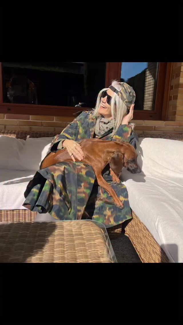 SENTIRTE VIVO.
“Nacido para vivir “
Sentirte joven de espíritu y con tu sentido del humor intacto pese a los desafíos y a los imprevistos que sabemos están ahí para ponerte a prueba y para recordarte que cuando se cierra una puerta se abre un portone!
Mis nietos mayores me retaron a lucir un look total de camuflaje añadiendo a mi abrigo su visera y ahí tenéis la prueba de lo divertida que puede ser la moda y la vida cuando estás bien acompañada y te permites fluir con ellos.
El viernes, un almuerzo en uno de nuestros restaurantes más queridos de estos últimos 20 años ,
Lua, luna en gallego y Manuel @lua_manueldominguez su alma creativa cierra de momento sus puertas para escuchar su corazón y respetar su esencia.
Volverá porque ama su profesión que es su pasión pero lo hará
reinventado y nosotros celebraremos su vuelta aplaudiendo su decisión
Quiere “sentirse vivo “y disfrutar de cada día y nosotros estamos felices por él !
Os deseo un fin de semana lleno de momentos en que os sintáis vivos, alegres y bien acompañados!
#sentirsevivo #speaker #caminovilla #fashionadvisor #silvermodel