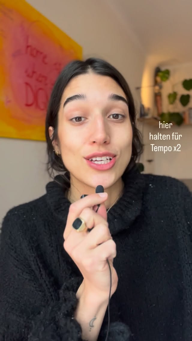 Warum erzähle ich diese Geschichte?
Weil ehrlicher Kontakt Konsequenzen hat.
Und weil wir oft unbewusst entscheiden,
welche Konsequenz wir tragen wollen.
Viele haben früh gelernt:
Wenn ich bei mir bleibe, wird es für andere unangenehm.
Also passe ich mich an, affiniere, halte Harmonie
- und gehe dabei aus dem Kontakt mit mir.
Das fühlt sich im Moment oft „sicherer“ an.
Hat aber eine klare Konsequenz:
Ich bleibe zurück mit einem unguten Gefühl
und das Gegenüber bekommt keinen ehrlichen Zugang zu mir oder auch sich selbst.
Grenzen zu setzen bedeutet nicht,
dass der andere in gutem Kontakt mit sich sein kann.
Aber es eröffnet die Möglichkeit dazu.
Wahrhaftig im Kontakt zu sein kann unbequem sein.
Und sie ist oft genau das,
was Entwicklung auf beiden Seiten ermöglicht.
•••
Videos wie diese dienen der Unterhaltung und ersetzen keine Begleitung. Sie dienen nicht als professioneller Rat und gehen ebenso nicht auf die Feinheiten psychischer & emotionaler Gesundheit ein (weil sie dafür viel zu individuell ist!).
www.auroraprema.de