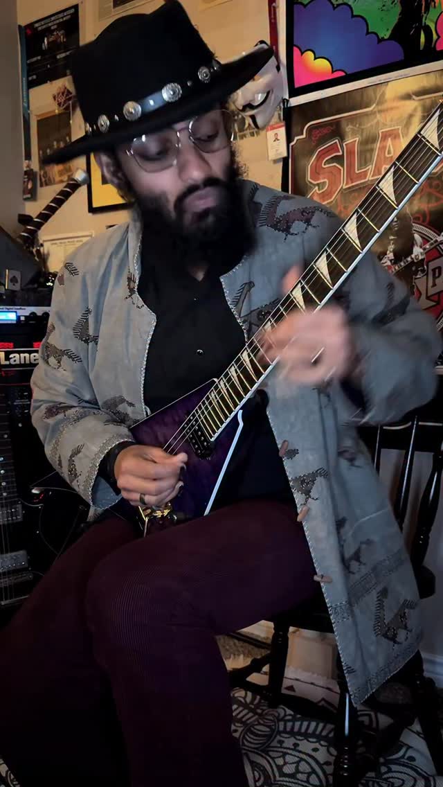 Guess this tune!🎶
#hyphenthazhath #guitarist #fusionmusic #instrumentalbeats #livemusic