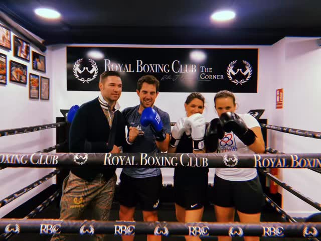 RPM Sports en Royal Boxing Club
#stylerbc #flowrbc #royalboxingclub @rpm_sports_
Hoy hemos tenido el placer de recibir a RPM Sports en Barcelona, que han vivido su primera experiencia de boxeo dentro del ring de Royal Boxing Club.
Un entrenamiento donde el ritmo, la técnica y la energía se encuentran.
Porque el boxeo no es solo golpear: es concentración, flow, coordinación y carácter.
Gracias por confiar en nosotros y por sentir el boxeo desde dentro.
Aquí, cada primera vez se convierte en recuerdo.
Royal Boxing Club – The Corner
Move with flow. Train with style.