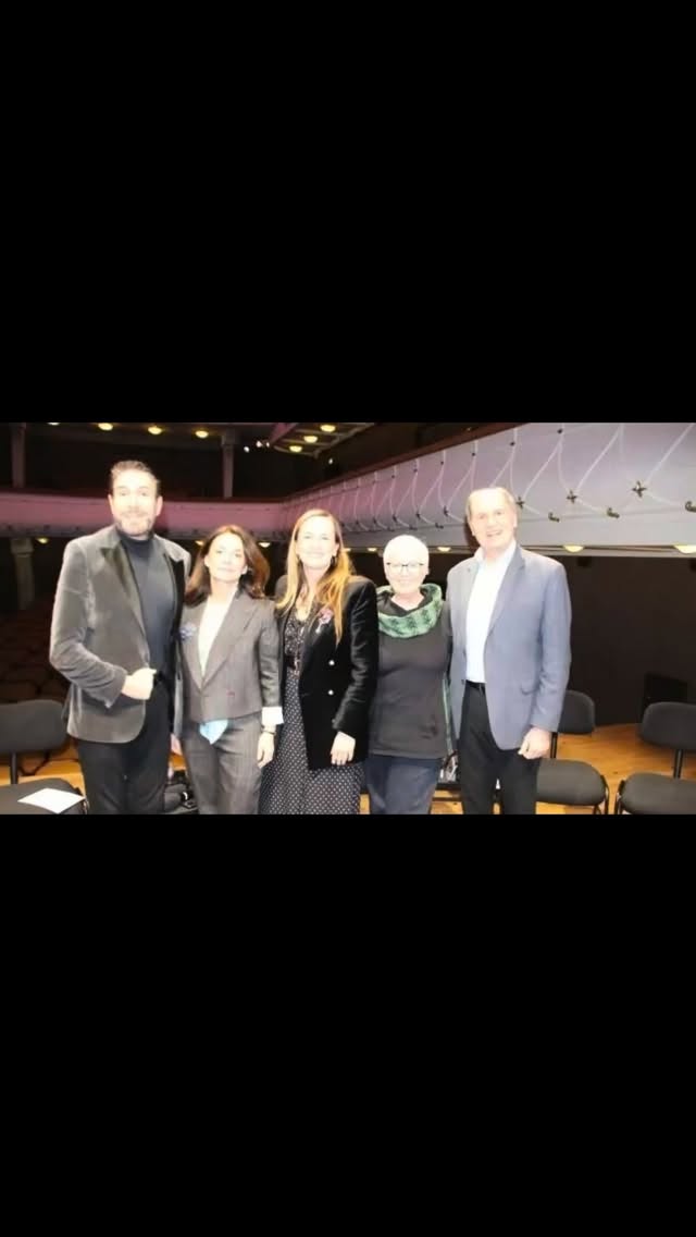 ARTS & HEALTH - zu Gast bei einer musikalischen Podiumsdiskussion im Stadttheater Wiener Neustadt.
Die Kraft der Stimme und die positive Auswirkung von Musik und Gesang auf Körper und Geist. Auf Einladung von Maria Grossbauer erzählten, diskutierten und informieren Expertinnen und Experten aus Kunst, Kultur und Musik im Stadttheater Wiener Neustadt über die Kraft von Musik, die messbaren positiven Auswirkungen des Singens auf Körper und Geist und wir sangen auch gemeinsam mit dem Publikum.
So let’s start SINGING 🎵🥰 @Clemens Unterreiner @operburggars_official @hilfstoene @stadttheaterwienerneustadt
www.unterreiner.at
www.hilfstoene.at
www.operburggars.at #ClemensUnterreiner #music #singing #health #science 📸©️CU | ORF NÖ | SWN