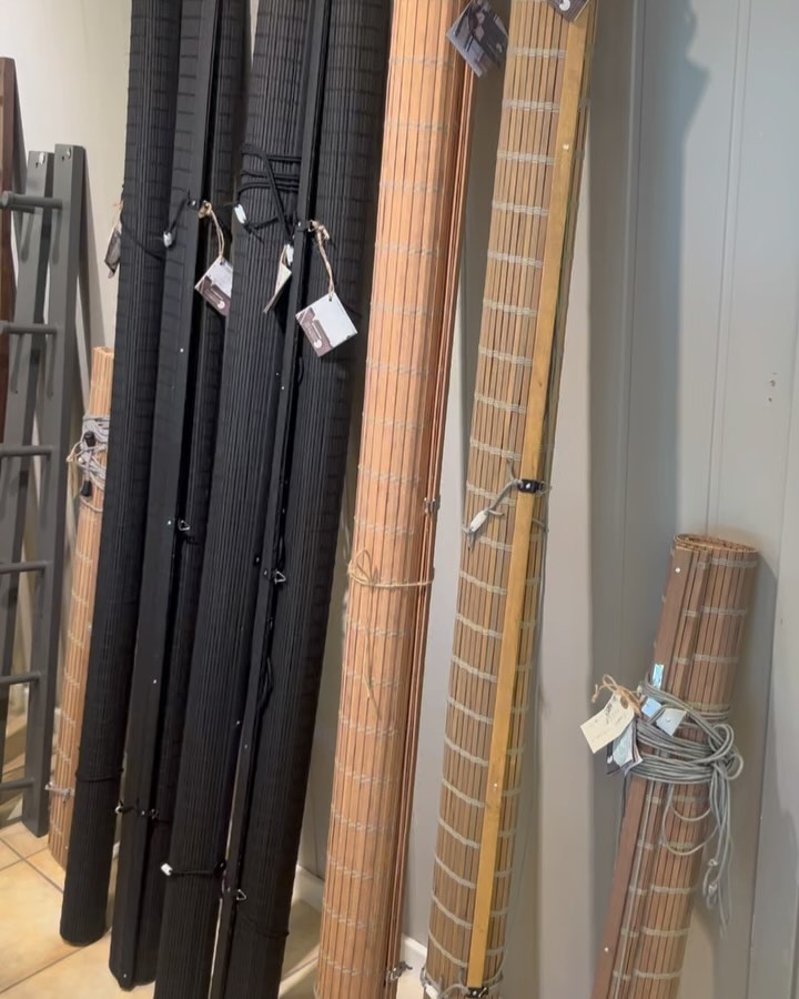 Vi har flere flotte bambus gardiner på salg nå!! Alle gardinene i vinduene våre (100x160) + de som vises på videoen her.
.
Bambusgardinene kan brukes til mye mer enn bare vinduer! Fine som skillevegg, levegg på terrasse, romdeler, collage-display etc…
.
Lette å henge opp, og heises opp og ned med snor. 🌾🌾🌾🌾
.
Løp & kjøp!
@aapenthav