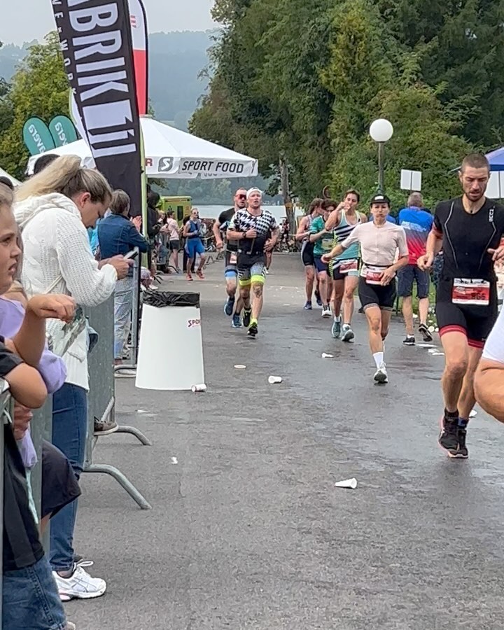 Heute stellen wir euch Guy vor, neben Micha der zweite Gründer vom PhysioTeam Horgen:
Guy hat in seiner Kindheit angefangen begeistert Fussball zu spielen, zu windsurfen und Trompete zu spielen. Mittlerweile verbringt er sehr viel Zeit an der frischen Luft, geht je nach Saison snowboarden, windsurfen, langlaufen, biwakieren und tauchen. Bei schlechterem Wetter ergänzt er seine Lieblingssportarten durch eine gesunde Portion Krafttraining. All das macht er am liebsten mit seiner Familie zusammen, besonders seitdem das PhysioTeam 2023 Nachwuchs bekommen hat.
#horgen#physicaltherapy#physioteam#interview#zürich#sportsphysio#dontforgettotrain#bouldern#surfen