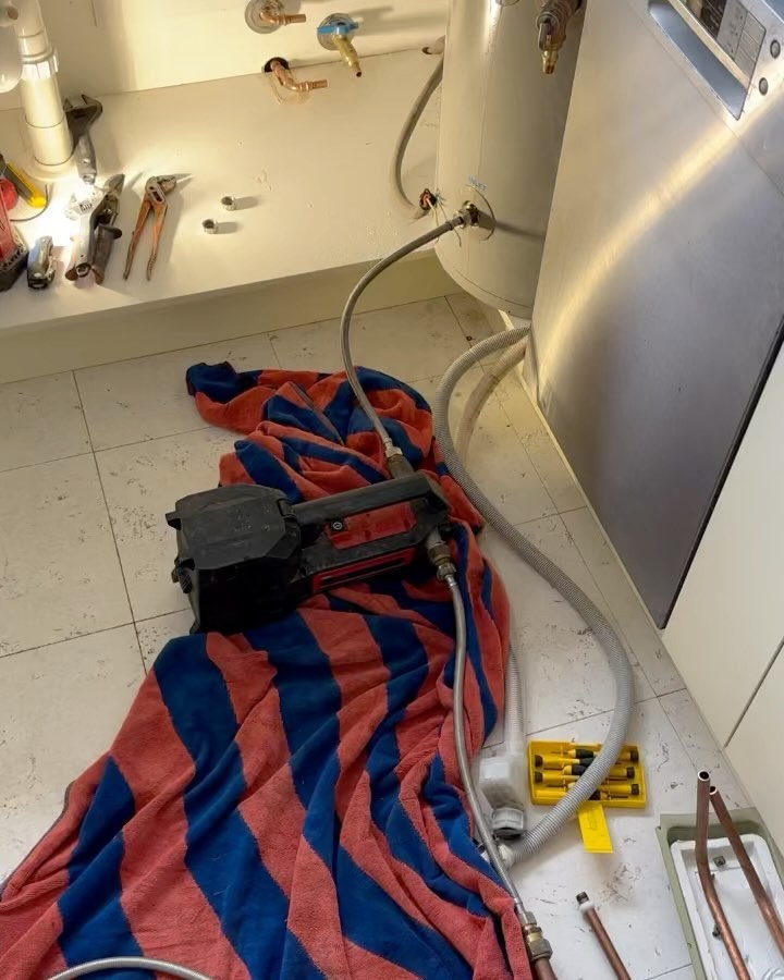 Removing dishwasher and joinery panel for a 50L hot water replacement #plumber #plumberproblems #joinery #dishwasher #hotwater #rheem #rheemhotwater #rheem#mildredvalve
