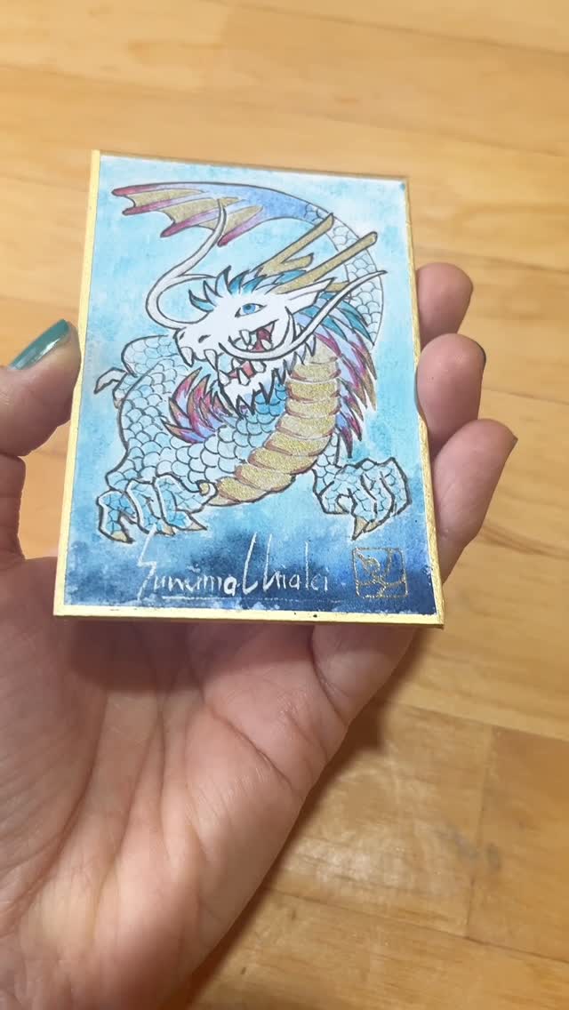 今回、色紙アートコミッションのオプションで同テーマのカードサイズの色紙アートも描きました。 次回の応募でもこちら対応予定です。
次回のコミッション応募は近日中にこちらのインスタアカウントで投稿しますので、チェックしてください。
This time, as an option for the shikishi art commission, I also created a card-size shikishi artwork with the same theme.
This option is also planned to be available in the next commission round.
The next commission opening will be announced on this Instagram account soon, so please keep an eye out for it.