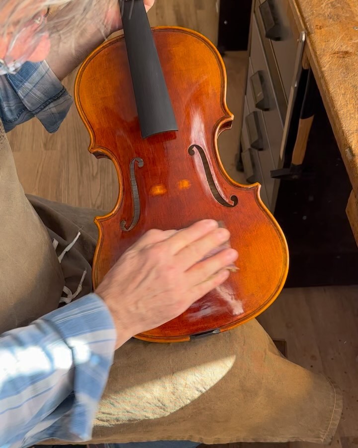 Spring melodies start with a gleaming instrument. Let your sound bloom with a professional polish at Geigenbau Hiller.
#springcleaning #berndhiller&son #viola #violincello #violinmaking #polish