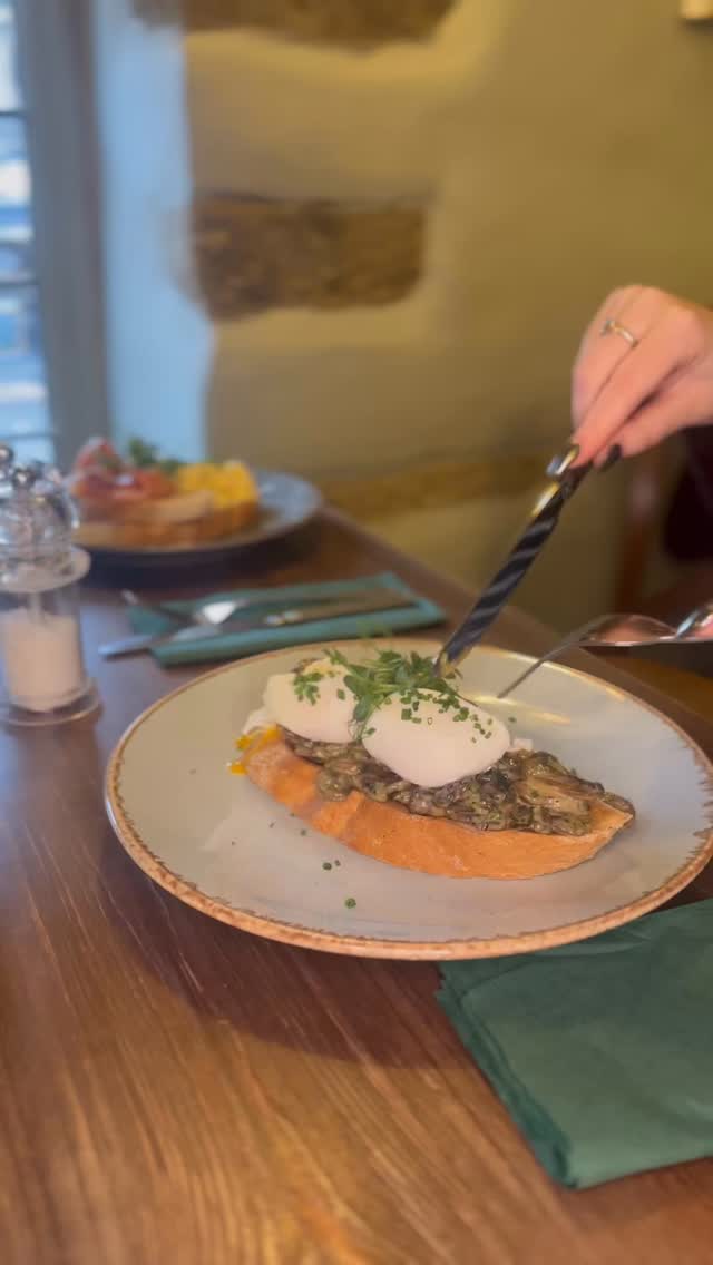 Did you know we have a restaurant upstairs? 🍽️
Step inside the Old Original Bakewell Pudding Shop and discover a cozy little retreat made for slowing down, catching up, and enjoying seriously good food.
Watch as the knife cuts into a perfectly poached free-range egg, golden yolk spilling over mushrooms on toast, served on our @thebakewellbakery sourdough, finished with silky crème fraîche and fresh chives😍
Warm, welcoming and full of flavour🥰 it’s the perfect place to tuck yourself away, relax with friends, and enjoy delicious home-cooked food in the centre of Bakewell🍮
#theoldoriginalbakewellpuddingshop #peakdistrict #thingstodoinbakewell #foodie