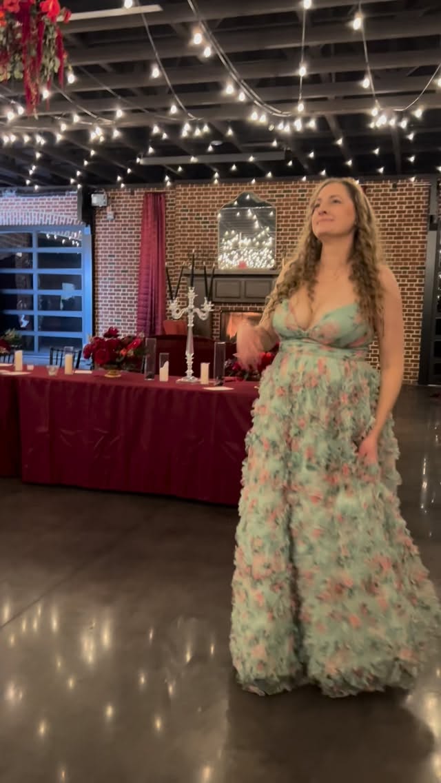 #scarydogprivilege and he knows where you live 😏💕
✨ @booked_and_bewitched
📷 @kehela.neo
🏰 @thecrowemansion
💪🏼 @brodymaves
#fantasyball #booktok #cosplay