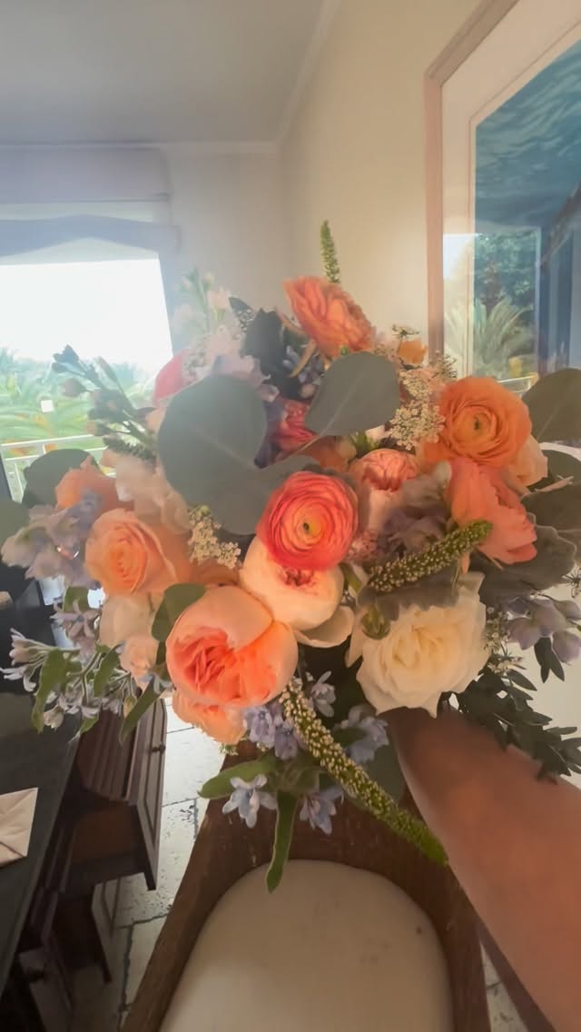 Kirsten & Kris 💕
#designsbydarenda #beachwedding #destinationwedding #weddingflorist #flowerinspiration