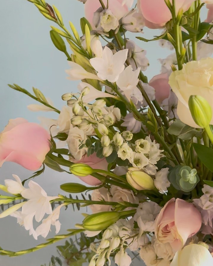 Este arreglo fue una creación muy especial, lleno de muchas flores suaves y detalles. Un regalo de hija a madre. Gracias @nicolellysmetcalfe por confiar en Azul.
#floresbogota #arreglosflorales #regalospersonalizados