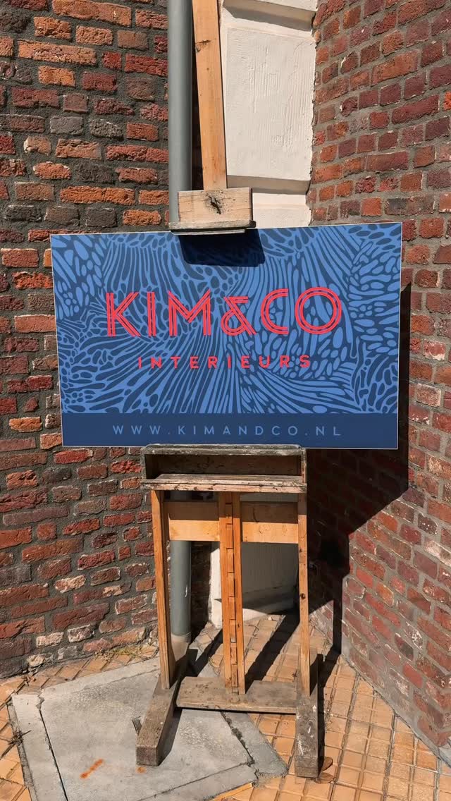 Het Kim&Co kantoor waar we zo trots op zijn 😍
Wat we bij onze klanten creëren, doen we juist ook hier. Een huis (of kantoor ☺️) wordt pas thuis als je er je eigen verhaal in herkent.
En een eigen verhaal? Hebben wij natuurlijk ook.
Vaak wordt gedacht dat interieurarchitectuur ophoudt bij de muren en de meubels. Maar voor ons begint het daar pas echt. De accessoires die we kiezen zijn juist de elementen die je zintuigen prikkelen en je uitnodigen de dag achter je te laten.
In ons kantoor omringen we ons bewust met deze details. Accessoires zijn de ‘finishing touch’ die de energie in een ruimte laat stromen. En ja, dát voel je ✨
Het zijn de kleine keuzes die van een koude kamer een warme haven maken waar je onvoorwaardelijk jezelf kunt zijn 💙
Trots op ons team en kantoor 😍
#kimandco #thuiskomen #interieur #venray #interieurdesign