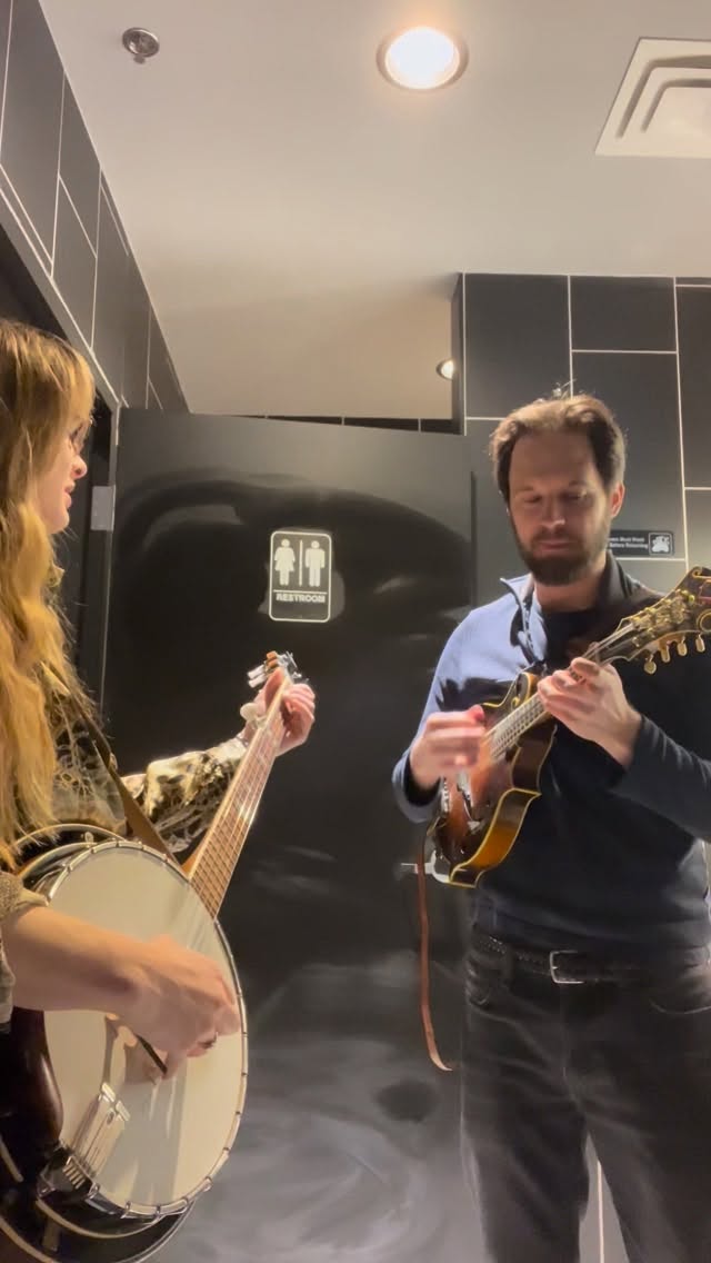 #bathroomtour
Trying out my new @toneslabs thumbpick and I’m wondering why I have been using a thumbpick that didn’t fit me for the last two years 😅 feels amazing and I know it’s gonna change my entire hand placement for the better. Thanks @thefranksolivan 🤘
#thumbpick #banjo #bluegrass #nashville