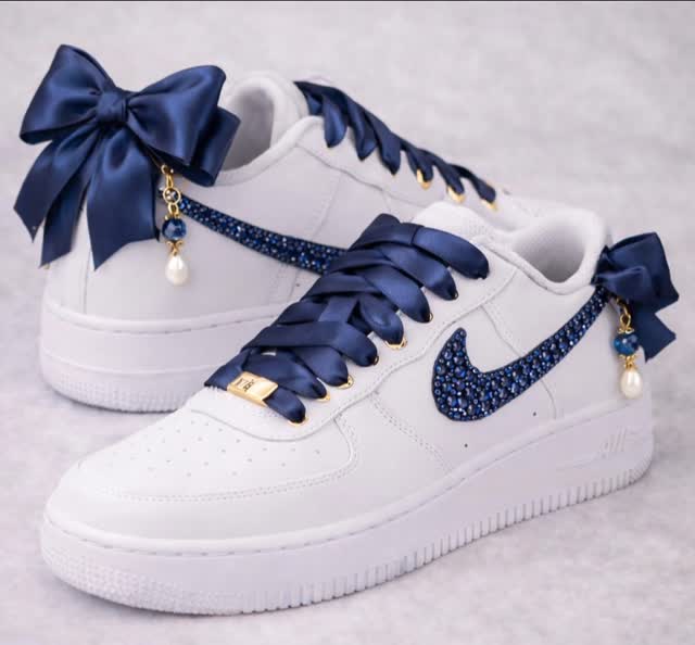 Loving the gold accents on these 😍😍 ohh and the bow..... Just perfect for that special moment.