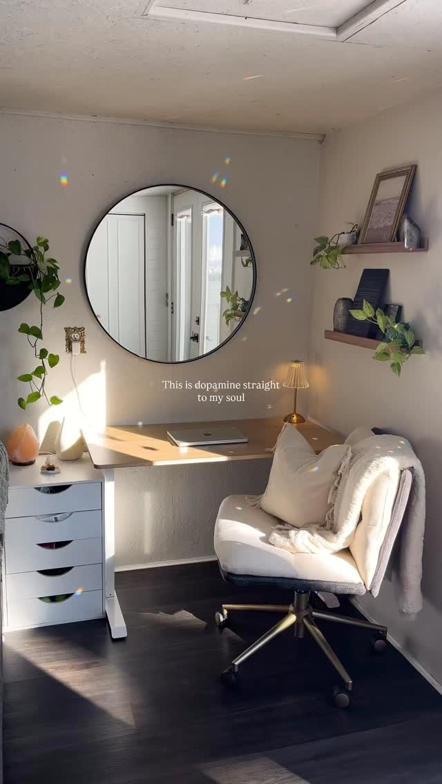 A little Sunday reset. This is your sign to get a sun catcher because brighter days are ahead 🫶🏼✨
#suncatcher #homeoffice #cozyspaces