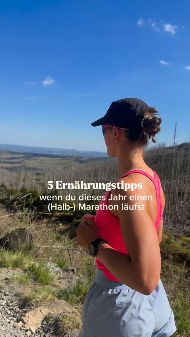 5 Ernährungstipps, wenn du dieses Jahr einen Halb- oder Marathon läufst ⬇️
Bei der Vorbereitung auf einen Halb- oder Marathon spielt die Ernährung eine zentrale Rolle – für Trainingsanpassungen, Regeneration und Leistungsfähigkeit!!
1. Eine bedarfsgerechte Zufuhr von Kohlenhydraten unterstützt die Energiebereitstellung während längerer Belastungen – unbedingt im Training testen, was für dich gut funktioniert und du gut verträgst.
2. Gleichzeitig dabei auch Natrium, um den Flüssigkeits- und Elektrolythaushalt zu stabilisieren und Krämpfe zu vermeiden. Gilt für alle, aber besonders entscheidend, wenn du viel schwitzt.
3. Auch das Timing der Mahlzeiten vor dem Training beeinflusst die wahrgenommene Belastung und Trainingsqualität. Zu lange Pausen zwischen Hauptmahlzeit und Einheit können die Leistungsfähigkeit reduzieren.
4. Nach dem Training ist eine Kombination aus Kohlenhydraten und einer ausreichenden Proteinzufuhr sinnvoll, um die Glykogenspeicher wieder aufzufüllen und die Regeneration zu unterstützen.
5. Regelmäßiges Training in nüchternem Zustand ist für die meisten Läufer:innen nicht empfehlenswert, da eine ausreichende Energieverfügbarkeit entscheidend für Trainingsqualität, Anpassungen und langfristige Gesundheit ist.
Hast du Fragen oder brauchst gezielt Unterstützung? Dann schreib mir gern!
& folg mir gern für mehr Input & Rezepte @franziska.hadaschik ☺️⚡️
#sporternährung #running #laufen #halbmarathonvorbereitung #marathonvorbereitung