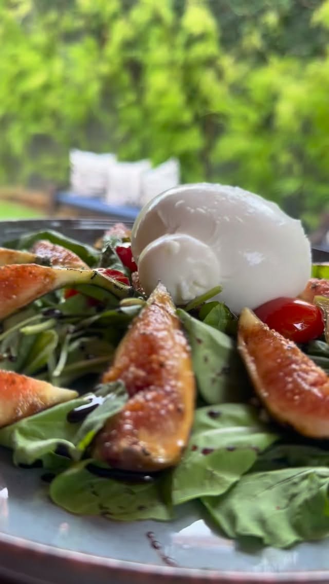 ✨ Lançamento com aprovação especial! ✨
O Fábio foi apresentar essa novidade para a Chef Gi, da Pães e Pastas e foi amor à primeira mordida 😍🧀
Queijo Caramella de Búfala @laticiniosbomdestino recheado com creme de ricota: leve, suave e cremoso do jeito que a gente ama.
Quando a gente acredita no produto, faz questão de levar pra quem entende 💙
@paesepastas.londrina
@laticiniosbomdestino
#MaisMinas #PãesEPastas #ChefGi Lançamento QueijoDeBúfala FoodLovers ExperiênciaQueEncanta@