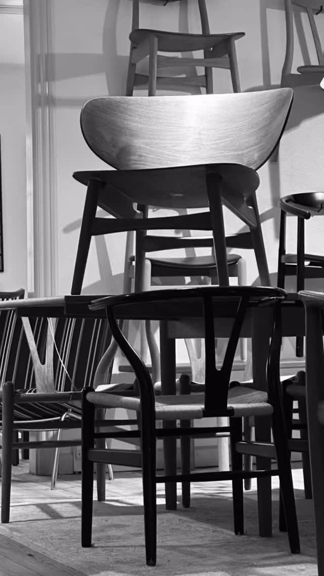 Gå på opdagelse i Hans J. Wegners verden
Træd ind i vores samling af gamle møbelklassikere af Hans J. Wegner og oplev et håndværk, der er skabt med omtanke, præcision og respekt for materialet.
Her er møbler, der ikke følger tidens trends, men tiden selv. Stole og møbler formgivet til daglig brug, slid og liv – og til at give glæde i generationer. Hvert spor af brug fortæller en historie om hænder, der har siddet, levet og været til stede.
Det er møbler med sjæl. Skabt til mennesker. Skabt til at holde.
Oplev den private samling hos os i Møbelhuset 2 – midt på gågaden i Tønder
#hansjwegner #møbelklassikere #danskhåndværk #tidløstdesign #designarv stolekunst møbelhuset2 tønder skandinaviskdesign