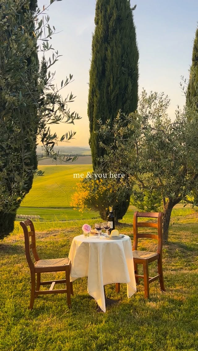 things I am dreaming of… 🌞 a table for two, somewhere in the countryside 🍃
.
.
#igitalia #italiancountryside #italiansummer #tuscanyitaly #howitalyfeels