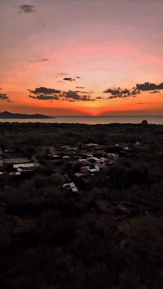“Quietude lives here—
in private pools, golden light, and days that unfold without urgency.
Explore at your own pace.”
#guanacastevacationrentals #tamarindovacationrentals #luxuryvacationrentals #quietude #costarica